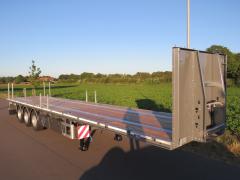 KT 16130 | 3-Achs Plateaufahrgestell (13.600 mm) mit Containerverriegelungen, Rungenreihen, Liftachse und LED-Beleuchtung